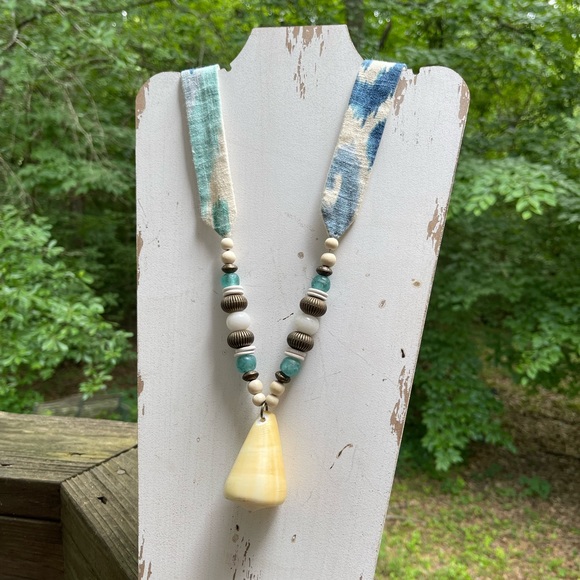 Boutique shell necklace - Picture 2 of 7